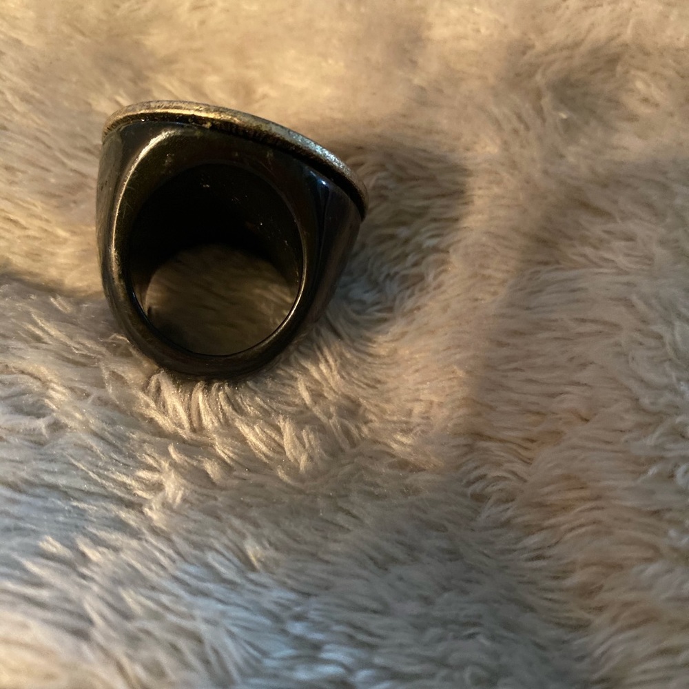 Unique Ring - Picture 2 of 4